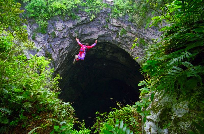 Du khách trải nghiệm trò chơi nhảy hố tại hang Golondrinas