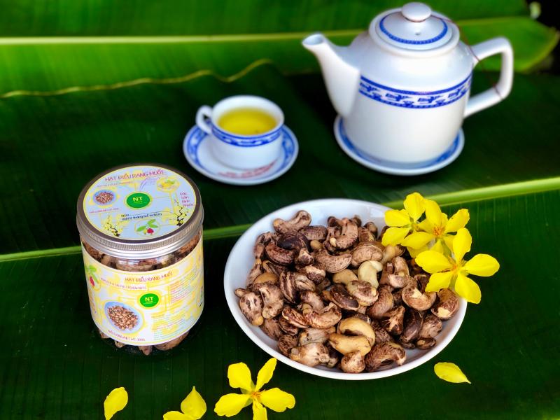 Hạt điều rang muối là món ăn vặt phổ biến ngày Tết
