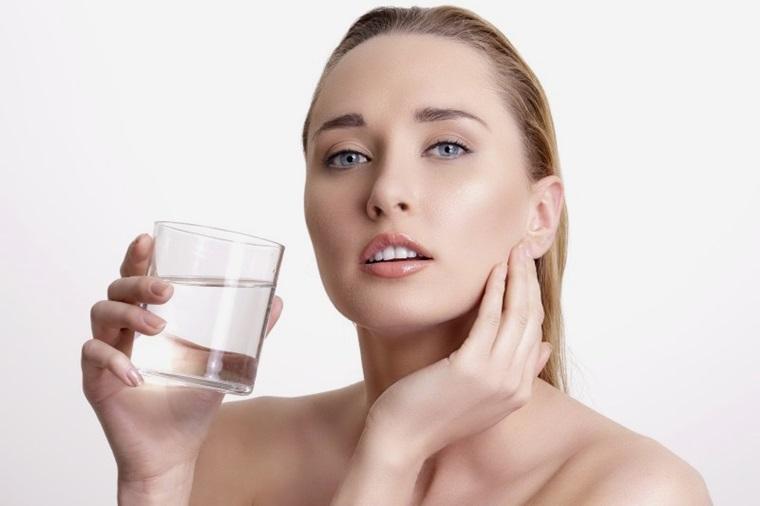 Hãy uống đủ lượng nước mỗi ngày