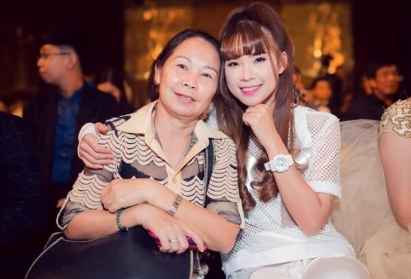 Mẹ là quản lí, kiêm trợ lí và cả bạn thân