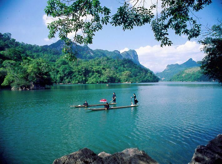 Trên hồ Ba Bể