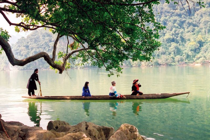 Trên hồ Ba Bể