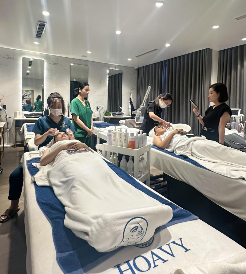 Khách hàng trải nghiệm dịch vụ triệt lông tại Hoa Vy spa