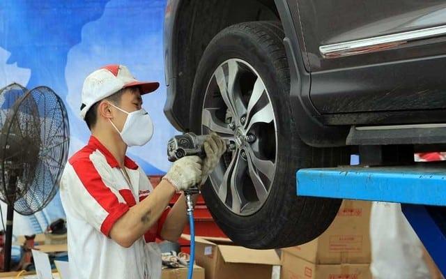 Nếu xe chỉ bị hư hỏng nhẹ, các bạn kĩ thuật sẽ hỗ trợ bạn tại chỗ mà không cần di chuyển mất thêm chi phí.