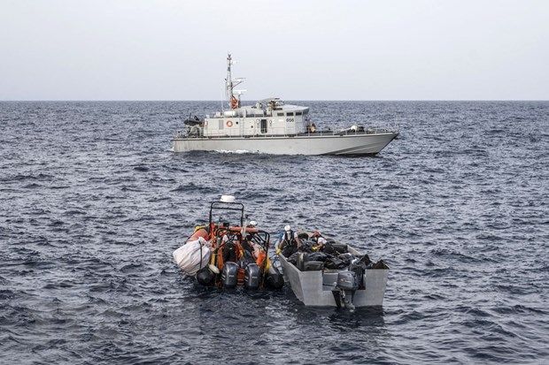 Người di cư được giải cứu tại khu vực ngoài khơi bờ biển Libya, ngày 17/11/2021. (Ảnh: AFP)