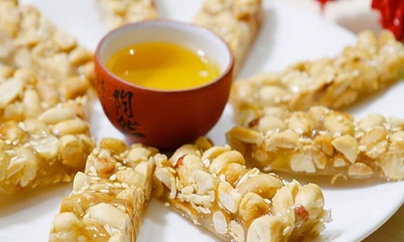 Thưởng thức kẹo lạc và nhâm nhi tách trà ngày Tết