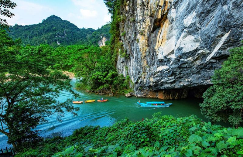 Khám phá hang động ở Quảng Bình