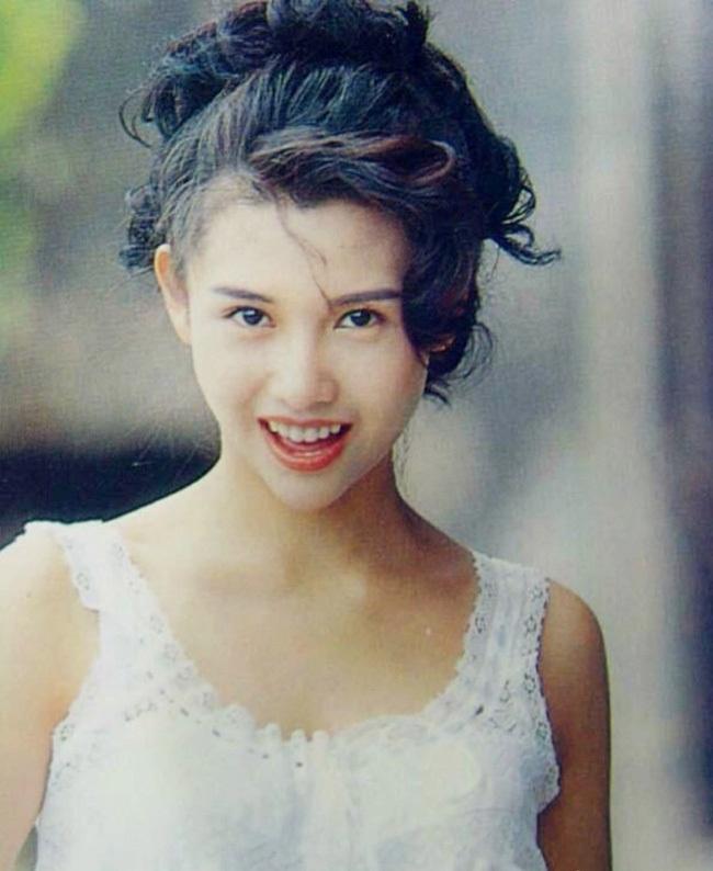 Hình ảnh quyến rũ của Khâu Thục Trinh trong 