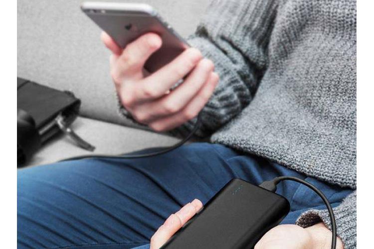 Không rút phích cắm sạc khi sạc xong