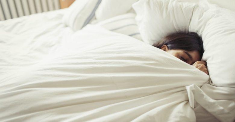Bạn có thể bị tổn thương não, ngạt thở, nhiễm vi khuẩn, ngưng thở khi ngủ, kiệt sức do quá nóng nếu có thói quen trùm kín đầu khi ngủ