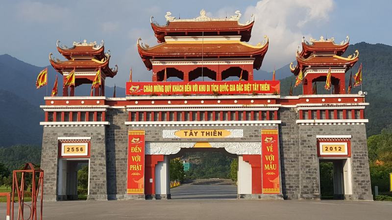 Cổng vào khu danh thắng Tây Thiên