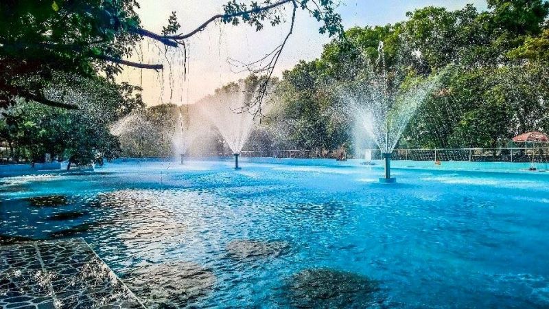 Hồ bơi rộng với độ sâu 1,2 mét