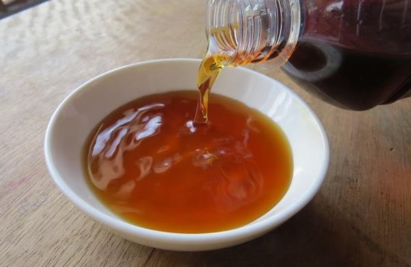 Kiểm tra màu sắc của nước mắm