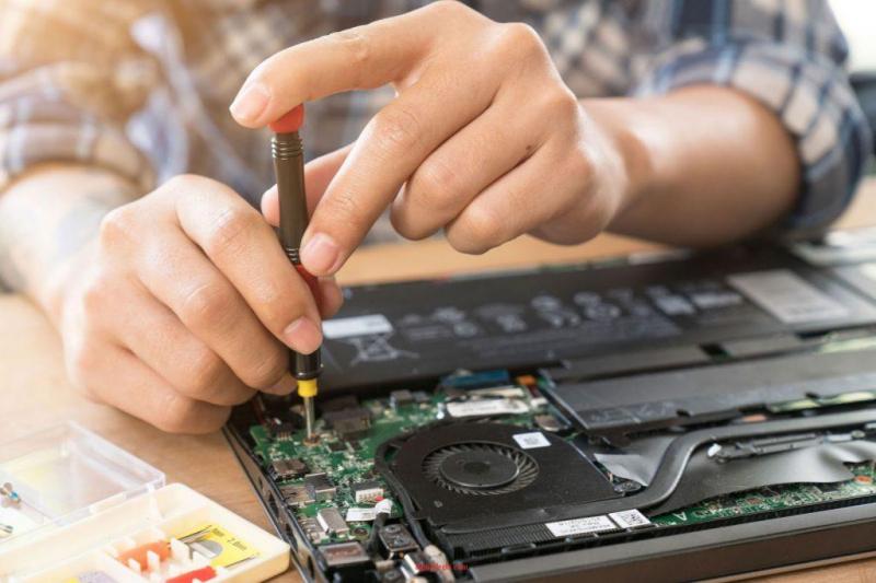 Rất nhiều cử nhân tốt nghiệp công nghệ thông tin đã lựa chọn trở thành kỹ thuật viên máy tính để có thể nâng cao tay nghề về máy tính và công nghệ.