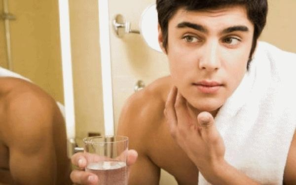Nên làm ẩm da mặt và massage da mặt hàng ngày