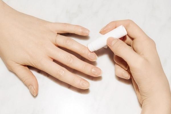 Các vết xước ở móng sẽ bớt đau khi thoa son dưỡng