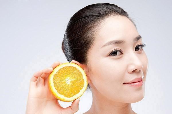 Trong quả chanh tươi chứa lượng Vitamin C rất dồi dào, có thể sử dụng trực tiếp trên da giúp chống lão hóa, giảm sinh melanin và làm trắng da.