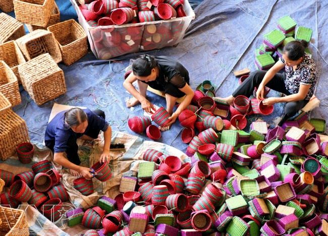 Những người dân đang cần mẫn ngồi làm cói