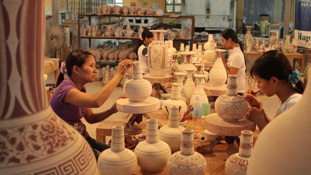 Những sản phẩm được bày bán tại Làng gốm Bát Tràng