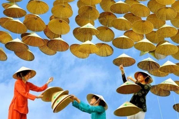 Nón lá Tây Hồ nổi tiếng bởi độ mỏng, thanh, màu sắc nền nã