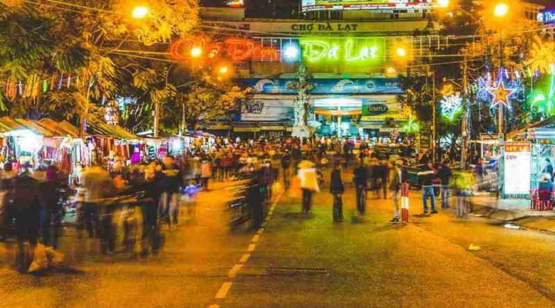 Lang thang chợ đêm phố núi thích thú