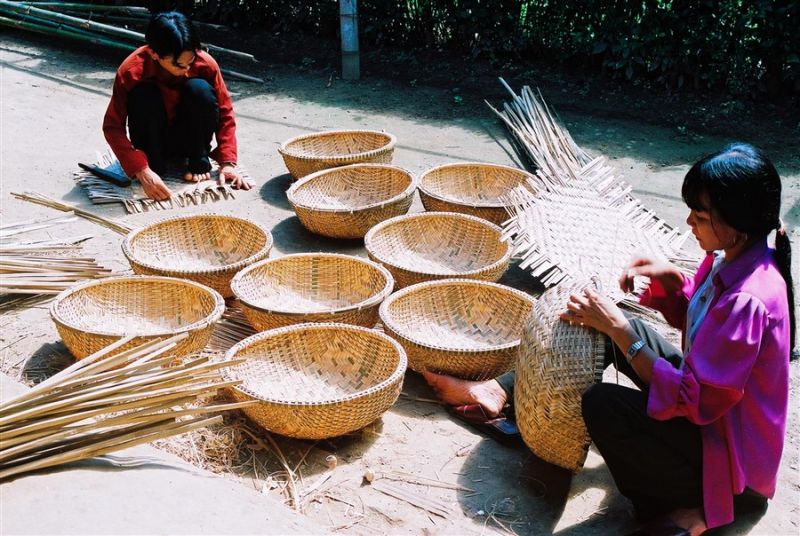 Người dân đang cần mẫn làm thúng chai