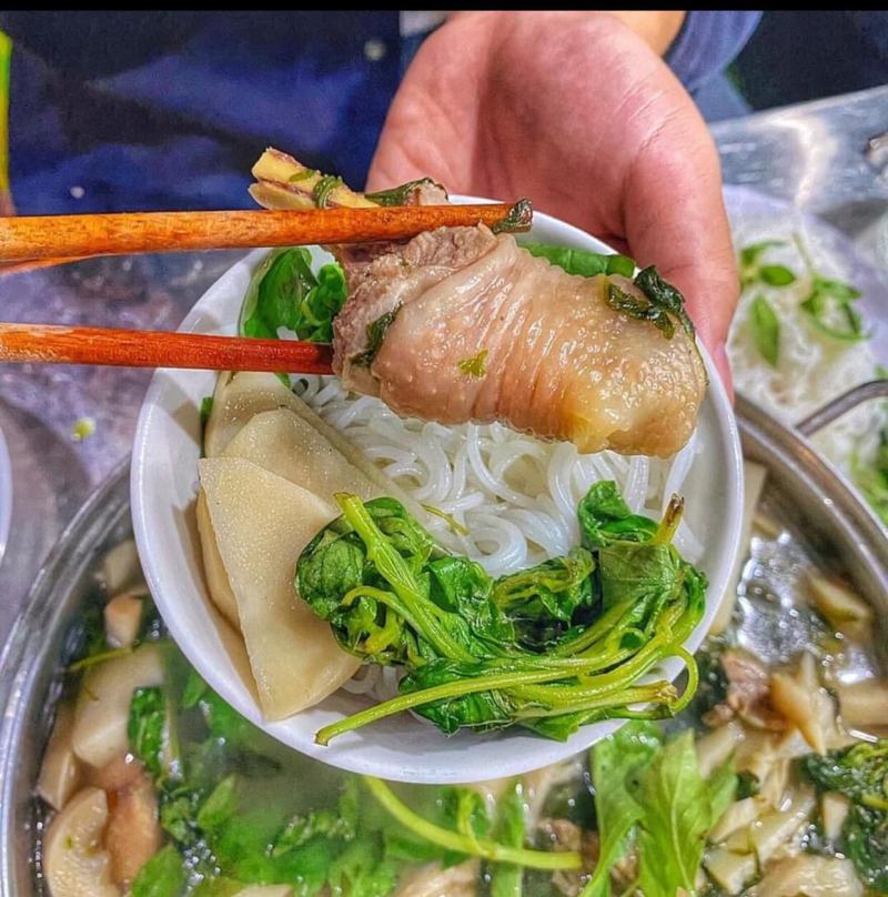 Lẩu Gà lá É Con Gà Trống