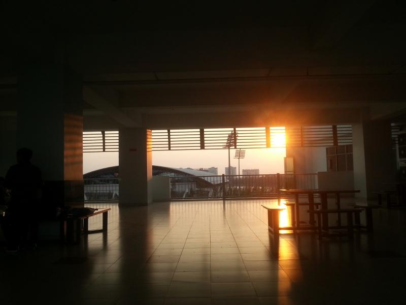 Hình ảnh lối vào giảng đường khi hoàng hôn buông xuống