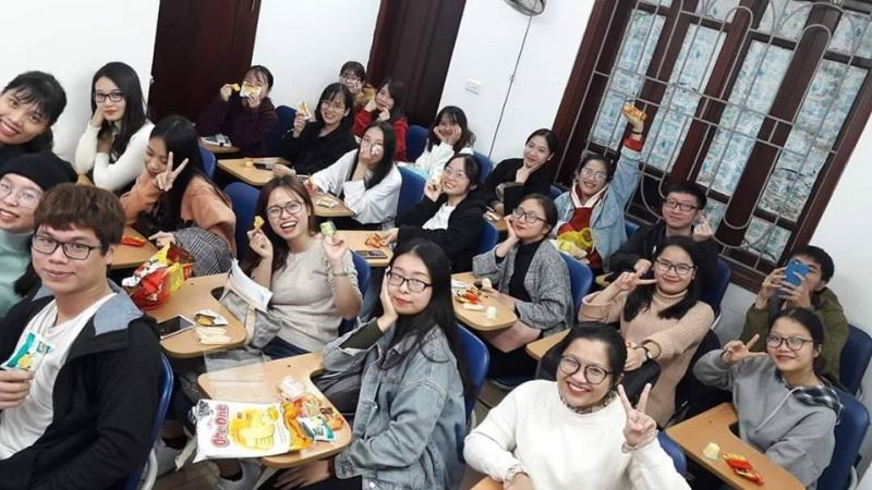 Thầy cô thường xuyên tổ chức liên hoan để gắn kết các bạn trong lớp