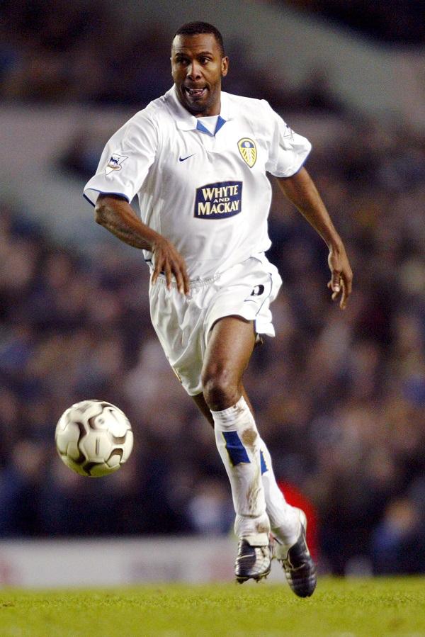 Lucas Radebe được FIFA trao Giải thưởng Fair Play vào năm 2000
