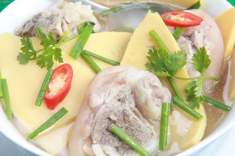 Canh măng hầm giò heo.