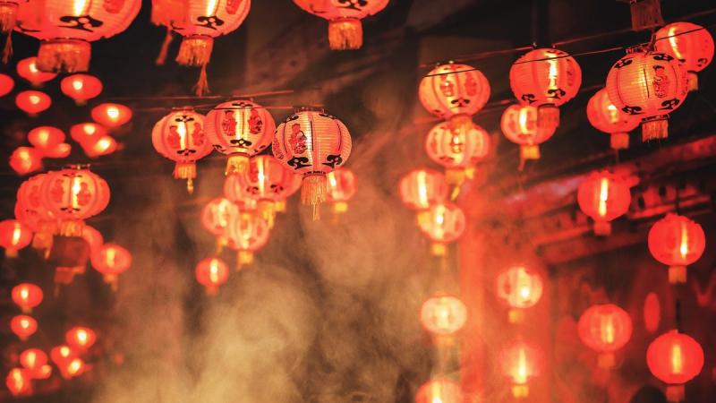 Màu chủ đạo trong ngày Tết vẫn là màu đỏ