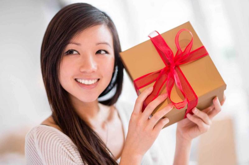 Anh ấy muốn mang lại cho bạn sự bất ngờ bằng một món quà tặng hoàn hảo.