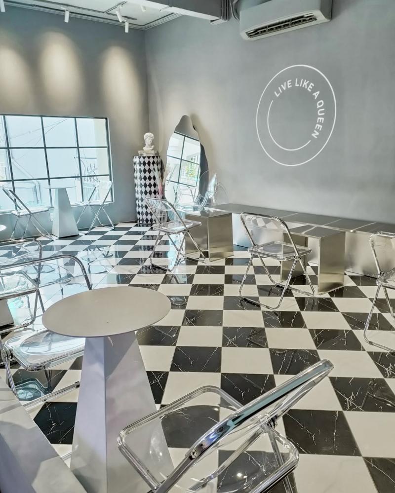 Mono Square Café Shop
