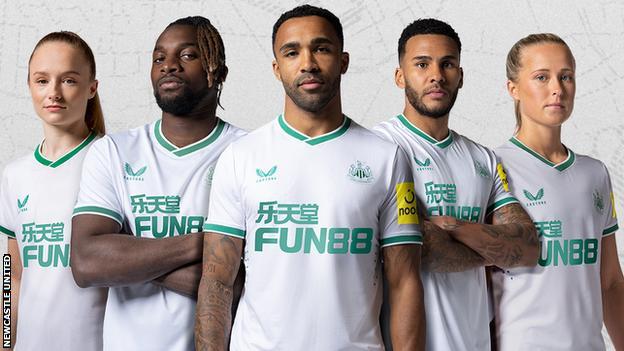 Newcastle United (bộ đồ thứ ba)