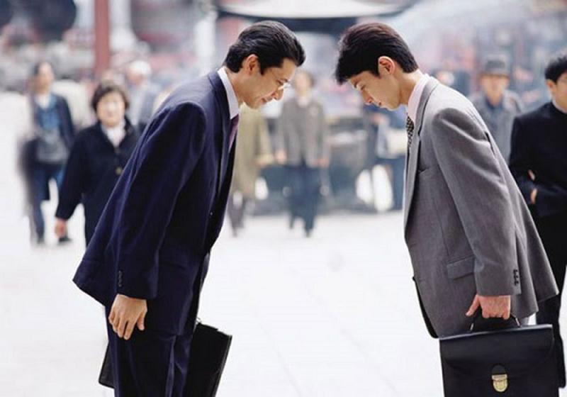 Người Nhật Bản cúi chào nhau