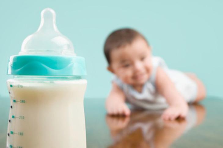 Mẹ nên hạn chế việc cho con bú bình, ngay cả khi đó là sữa mẹ