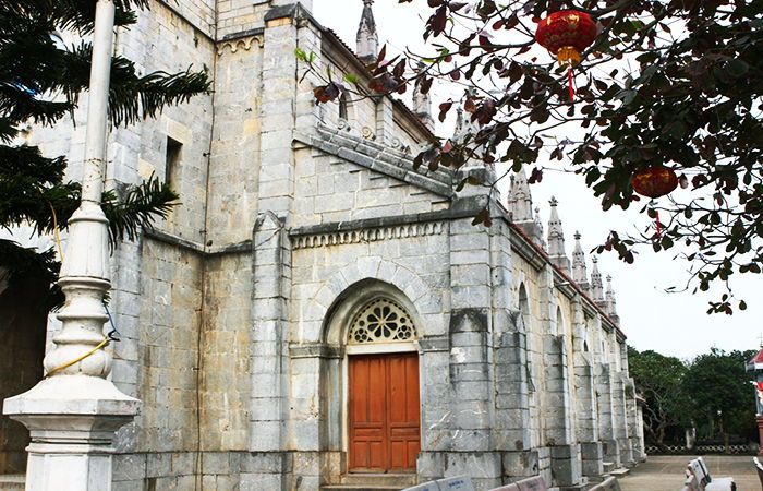 Bên trong nhà thờ đá Bảo Nham