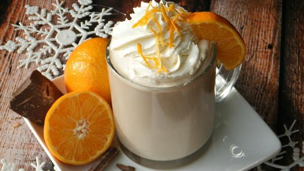 Nhâm nhi một ly cocktail sữa trứng vào đêm Giáng sinh.