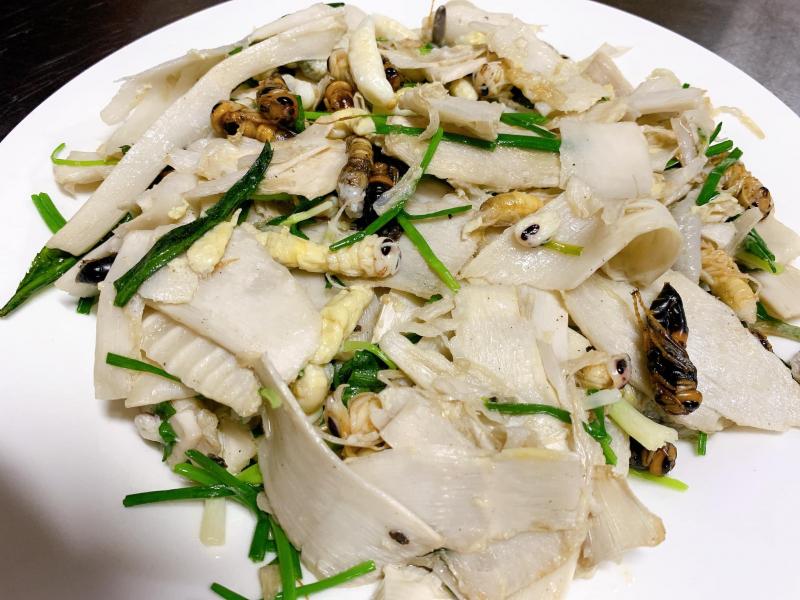 Nhộng ong xào măng