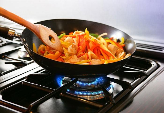 Người bệnh cần ăn chín, uống sôi