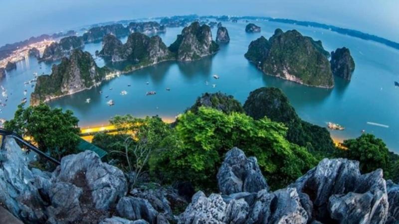 Các bạn trẻ chinh phục núi Bài Thơ