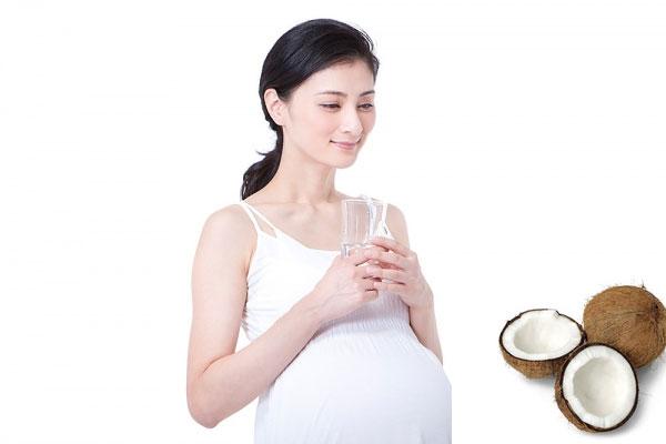 Nước dừa nóng giúp mẹ bầu giảm đau và dễ sinh con