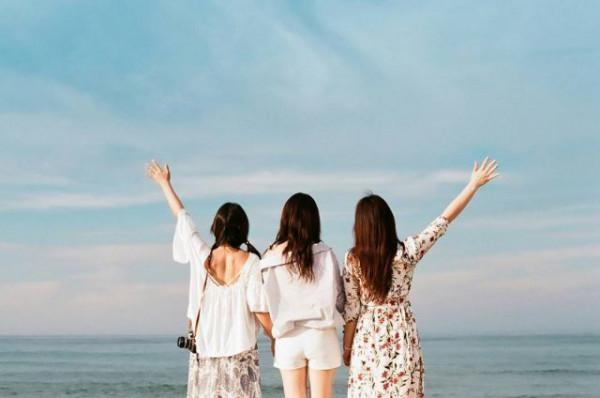 Có một cô bạn gái thân thiện với mọi người và luôn cởi mở với những người trong nhóm bạn của bạn là một dấu hiệu rất tích cực.
