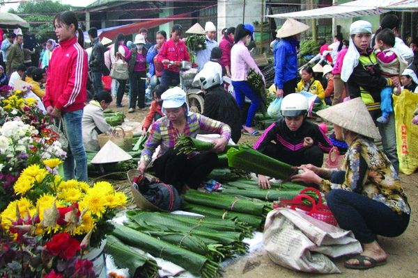 Ngay lối vào chợ là hàng bán lá dong.
