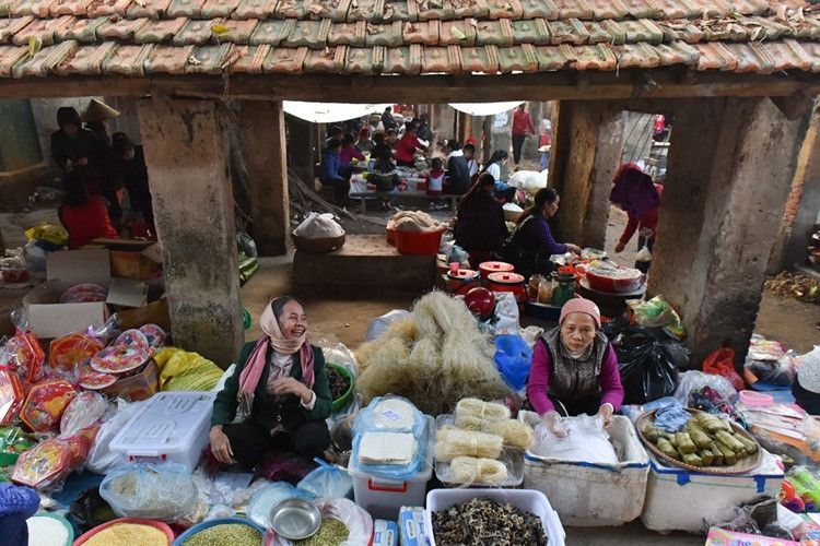 Kế đó là dãy bán măng khô, nấm hương, mộc nhĩ,…