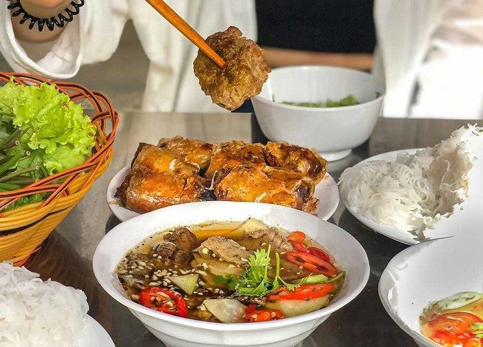Phố bún chả - đường cầu Mái Miến. Ảnh: Internet