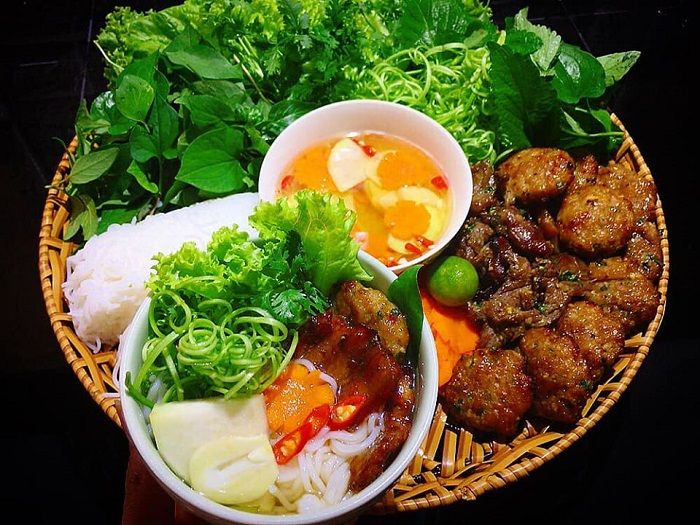 Phố bún chả - đường cầu Mái Miến. Ảnh: Internet