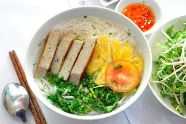 Nếu bạn ghé Nha Trang thì nên ghé qua đường Phan Bội Châu và  ăn bún cá lá dầm.