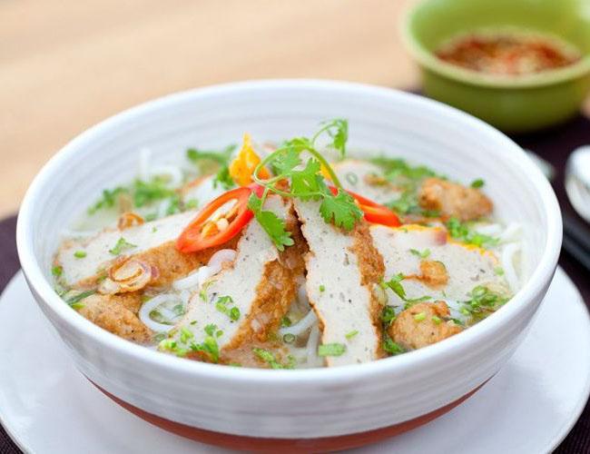 Bánh canh chả cá trên đường Phan Bội Châu